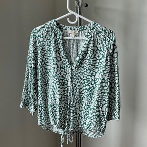 Chic Green and White Patterned Blouse